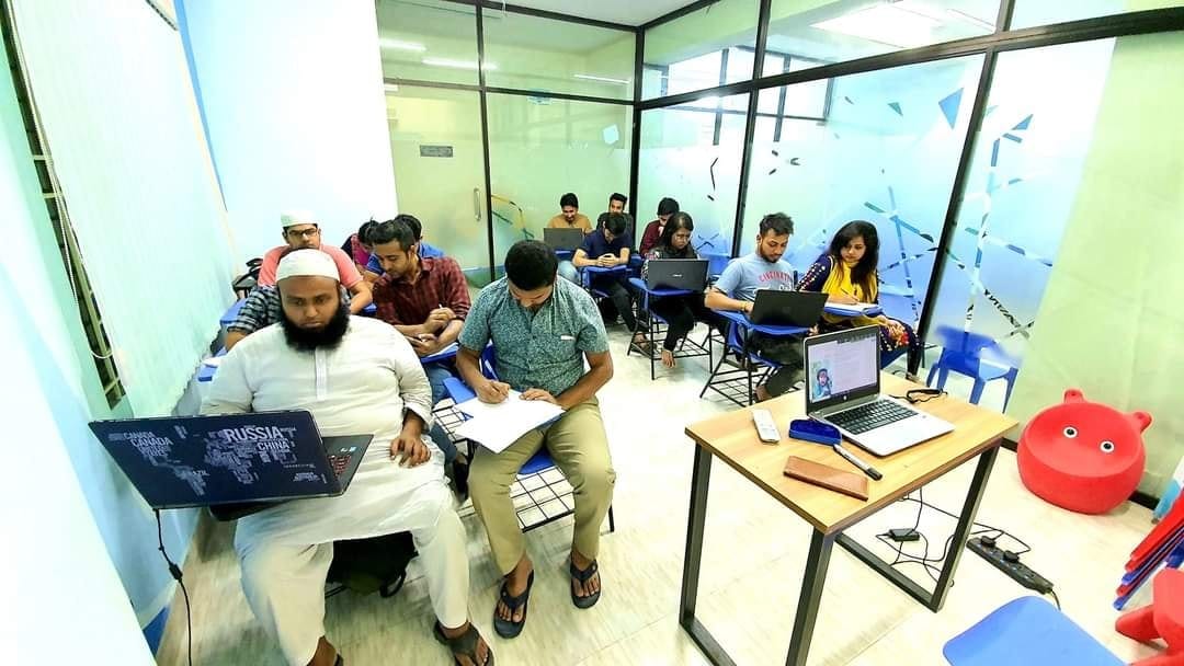 Students in a CILL PTE practice class